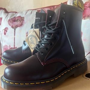 SMOOTH LEATHER LACE UP BOOTS ( Dr. Martens)